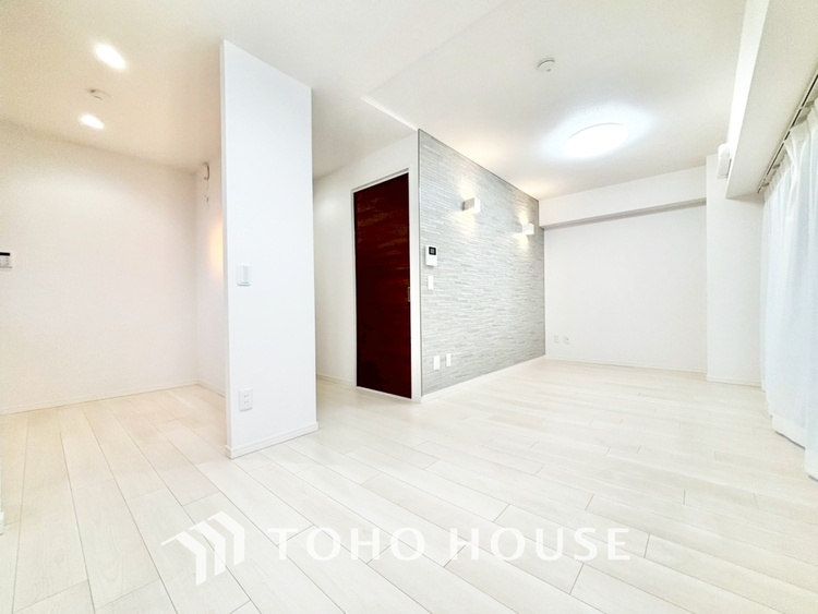 内装 ◆サンサンと◆差し込む太陽の光がこのリビングに笑いをもたらす。ソファの上のクッションがポカポカした暖気にぬくぬくと微睡んでいる。