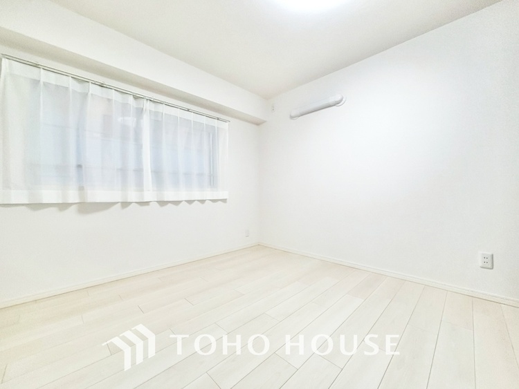 内装 使いやすく、明るい洋室に仕上がります。子供部屋や趣味のお部屋にご利用できます。ご自身で家具などを配置し、素敵な空間を創り上げられます。