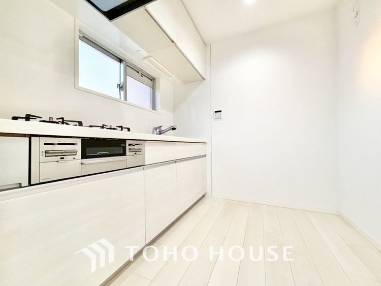 キッチン 手元の収納から、足元の収納までが全てスライド式で、奥のスペースまで有効に活用できます。奥まで上から見渡せるので、たまにしか使わない調理器具もサッと取出せます。