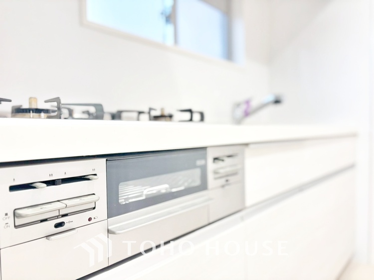 キッチン ◆愛育◆キッチンは家族の絆を育む大切な空間。シンプルで使い易いSystemKitchenで愉しく作る料理は愛情のある美味しいご馳走に。家族で使える広々としたダイニングキッチンです。