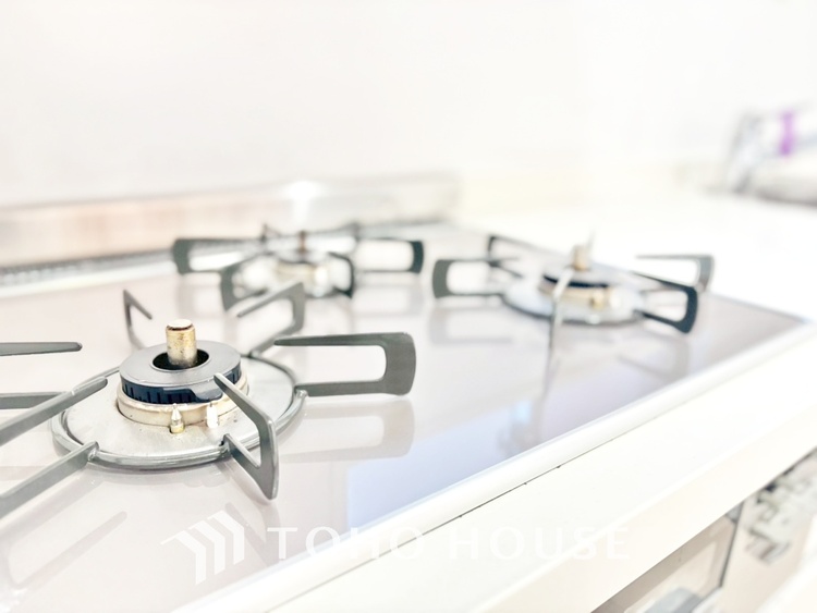 キッチン キッチンは家族の絆を育む大切な空間。シンプルで使い易いシステムキッチンで愉しく作る料理は愛情のある美味しいご馳走に。家族で使えるダイニングキッチンです。