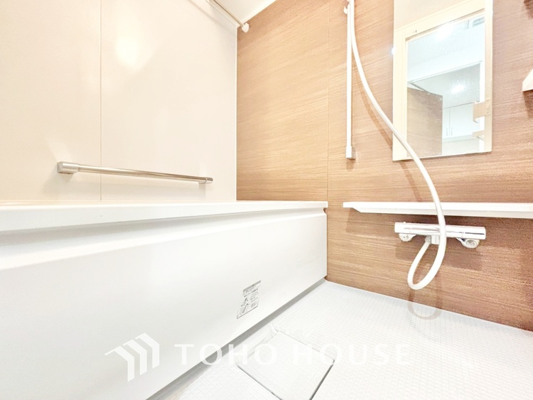 風呂 【浴室】《一日の疲れを落としてくれる場所は、落ち着く場所でなければならない》　高級感溢れるカラーと大きさ・柔らかな曲線で構成された半身浴も楽しめるバスタブが心地よさをもたらします。