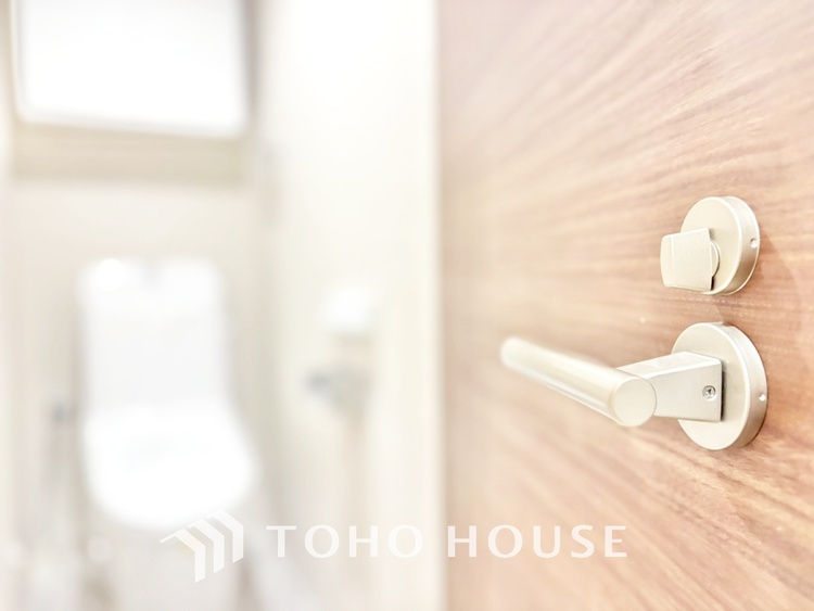 トイレ 清潔感あるホワイト調のクロスと温もり溢れるモダンカラーの床材が見事に調和した本邸宅は、毎日の生活を少しでも快適に過ごして頂ける様に落ち着いた雰囲気作りから行っています。