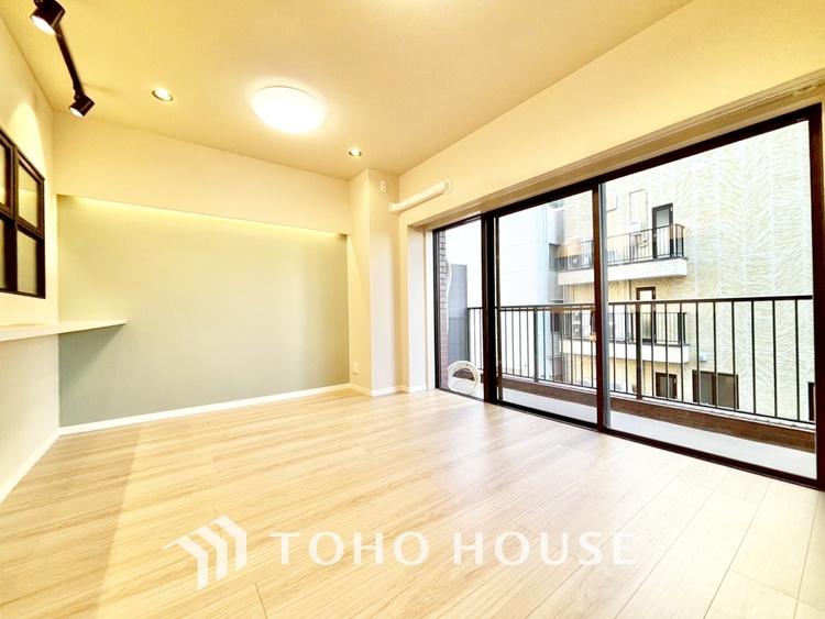 内装 居心地のいい暮らしには欠かせない眩い採光。ゆったりとした幅の窓からこの空間に降り注ぐ採光が絶えない。明るいリビングこそ居心地のいい暮らしが待っているのだと思う。