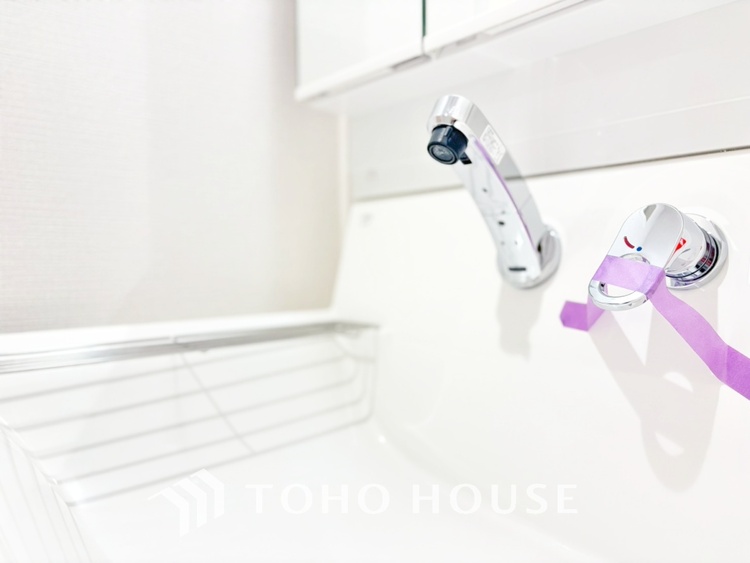 洗面 気持ちの良い朝をつくりだし、夕方には笑顔を取り戻させてくれるミラー。パウダールームはいつでも本来の自分を取り戻せる空間。明るく仕上げてあります。