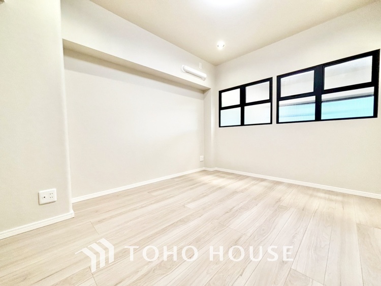 内装 風の通り道。舞い込んでくる風が優しく躍り、室内に爽やかな空気を運んでくる。そこに季節の息吹を感じて、いまがどんな季節なのかを実感する。