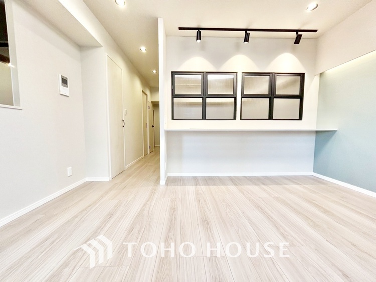 内装 ◆サンサンと◆差し込む太陽の光がこのリビングに笑いをもたらす。ソファの上のクッションがポカポカした暖気にぬくぬくと微睡んでいる。