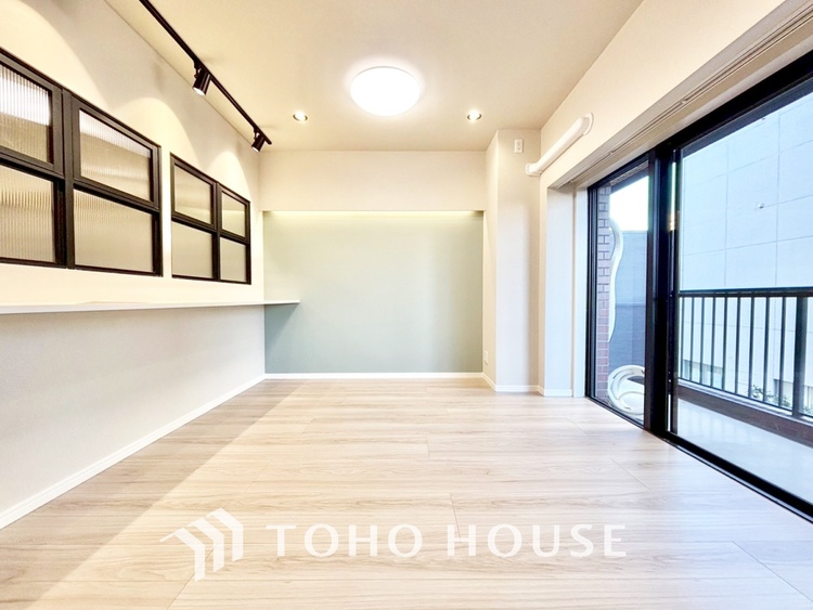 内装 ◆瀟洒な空間◆落ち着きのある彩が見事に調和させた瀟洒な空間を演出。ここに集まる家族の会話と笑顔が絶え間なく続く幸せな空間。