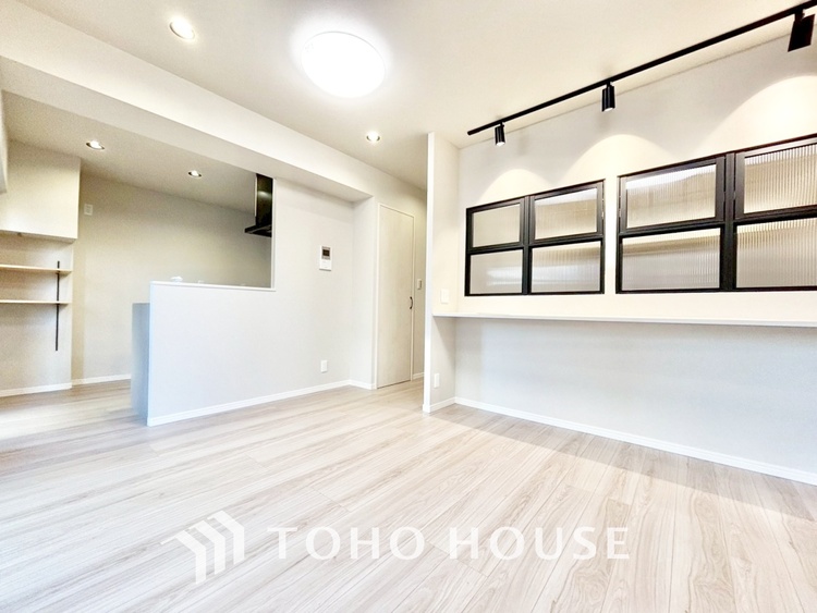 内装 ここはみんなが集い、食事と楽しい会話が始まる場所。話に夢中になりすぎて、ついつい時を忘れ、夜半過ぎになってしまう。そんな束の間の幸せを感じさせてくれます。