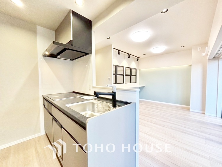 キッチン 手元の収納から、足元の収納までが全てスライド式で、奥のスペースまで有効に活用できます。奥まで上から見渡せるので、たまにしか使わない調理器具もサッと取出せます。