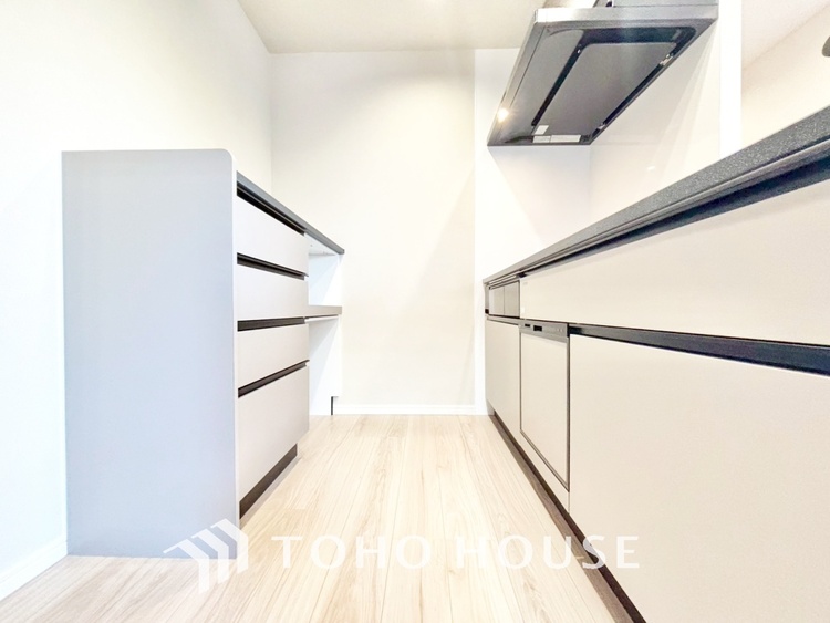 キッチン ◆愛育◆キッチンは家族の絆を育む大切な空間。シンプルで使い易いSystemKitchenで愉しく作る料理は愛情のある美味しいご馳走に。家族で使える広々としたダイニングキッチンです。