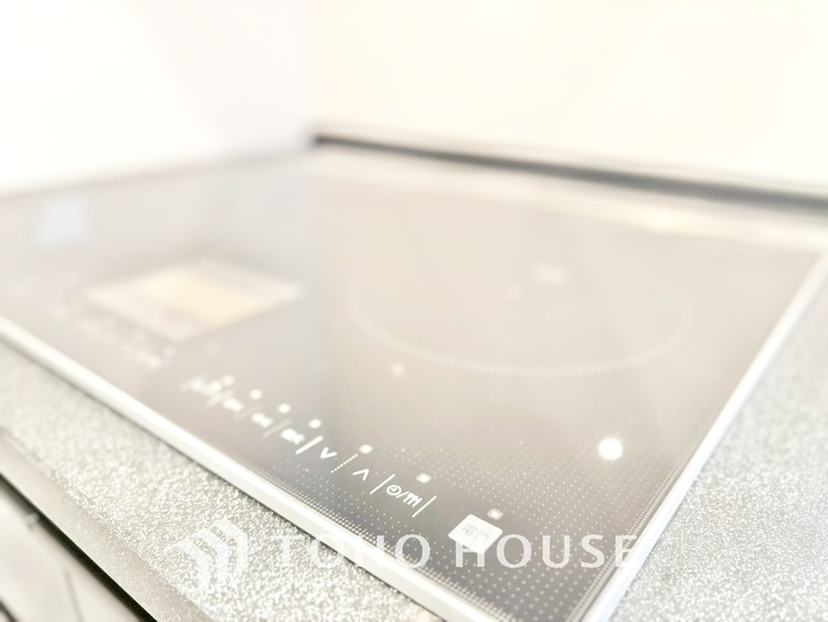 キッチン キッチンは家族の絆を育む大切な空間。シンプルで使い易いシステムキッチンで愉しく作る料理は愛情のある美味しいご馳走に。家族で使えるダイニングキッチンです。