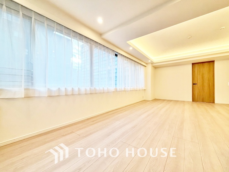 内装 居心地のいい暮らしには欠かせない眩い採光。ゆったりとした幅の窓からこの空間に降り注ぐ採光が絶えない。明るいリビングこそ居心地のいい暮らしが待っているのだと思う。