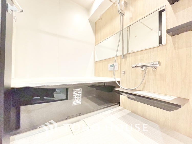 風呂 【浴室】《一日の疲れを落としてくれる場所は、落ち着く場所でなければならない》　高級感溢れるカラーと大きさ・柔らかな曲線で構成された半身浴も楽しめるバスタブが心地よさをもたらします。