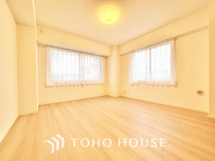 内装 風の通り道。舞い込んでくる風が優しく躍り、室内に爽やかな空気を運んでくる。そこに季節の息吹を感じて、いまがどんな季節なのかを実感する。