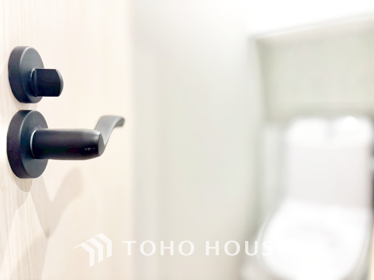 トイレ 清潔感あるホワイト調のクロスと温もり溢れるモダンカラーの床材が見事に調和した本邸宅は、毎日の生活を少しでも快適に過ごして頂ける様に落ち着いた雰囲気作りから行っています。