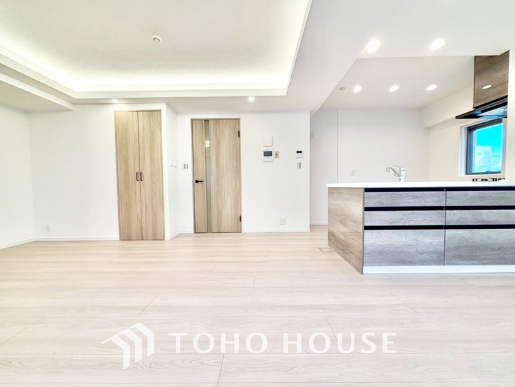 内装 ◆サンサンと◆差し込む太陽の光がこのリビングに笑いをもたらす。ソファの上のクッションがポカポカした暖気にぬくぬくと微睡んでいる。