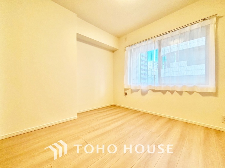 内装 使いやすく、明るい洋室に仕上がります。子供部屋や趣味のお部屋にご利用できます。ご自身で家具などを配置し、素敵な空間を創り上げられます。