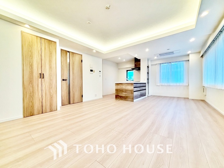 内装 ◆瀟洒な空間◆落ち着きのある彩が見事に調和させた瀟洒な空間を演出。ここに集まる家族の会話と笑顔が絶え間なく続く幸せな空間。