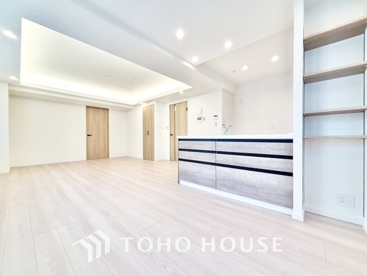 内装 ここはみんなが集い、食事と楽しい会話が始まる場所。話に夢中になりすぎて、ついつい時を忘れ、夜半過ぎになってしまう。そんな束の間の幸せを感じさせてくれます。