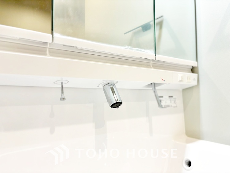 洗面 気持ちの良い朝をつくりだし、夕方には笑顔を取り戻させてくれるミラー。パウダールームはいつでも本来の自分を取り戻せる空間。明るく仕上げてあります。