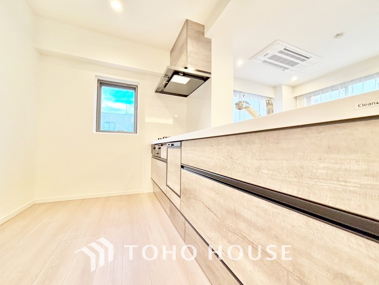 キッチン 手元の収納から、足元の収納までが全てスライド式で、奥のスペースまで有効に活用できます。奥まで上から見渡せるので、たまにしか使わない調理器具もサッと取出せます。