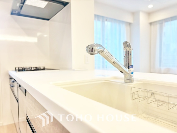 キッチン ◆愛育◆キッチンは家族の絆を育む大切な空間。シンプルで使い易いSystemKitchenで愉しく作る料理は愛情のある美味しいご馳走に。家族で使える広々としたダイニングキッチンです。