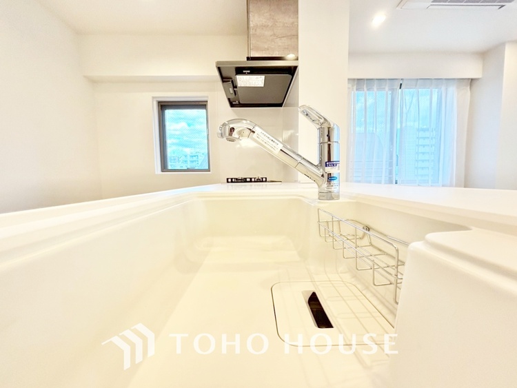 キッチン キッチンは家族の絆を育む大切な空間。シンプルで使い易いシステムキッチンで愉しく作る料理は愛情のある美味しいご馳走に。家族で使えるダイニングキッチンです。