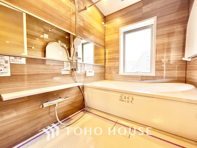 風呂 【浴室】《一日の疲れを落としてくれる場所は、落ち着く場所でなければならない》　高級感溢れるカラーと大きさ・柔らかな曲線で構成された半身浴も楽しめるバスタブが心地よさをもたらします。