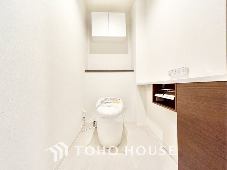 トイレ 清潔感あるホワイト調のクロスと温もり溢れるモダンカラーの床材が見事に調和した本邸宅は、毎日の生活を少しでも快適に過ごして頂ける様に落ち着いた雰囲気作りから行っています。