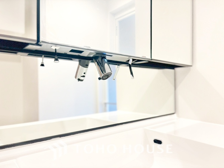 洗面 気持ちの良い朝をつくりだし、夕方には笑顔を取り戻させてくれるミラー。パウダールームはいつでも本来の自分を取り戻せる空間。明るく仕上げてあります。