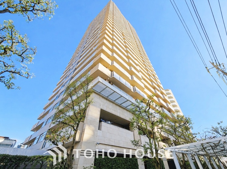 外観 洗練されたファサードが印象的なマンション。日々の暮らしを心地よく包み込む、品格ある佇まいが魅力です。帰宅するたびに気分が高まります。