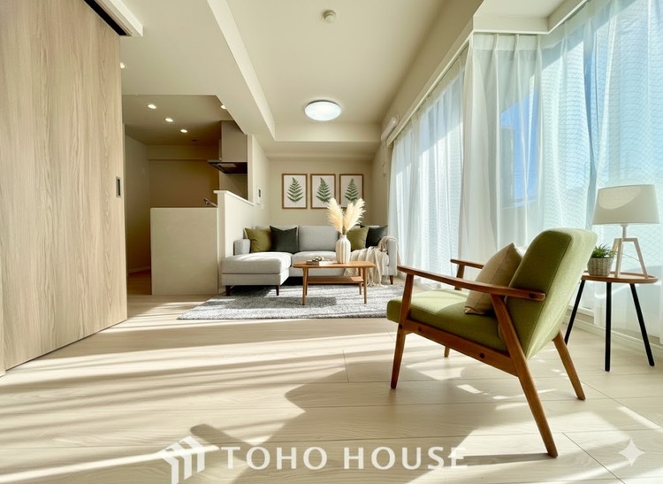 内装 【LIVING】◆Sunshine◆光が燦々と入り、いるだけで気持ちいい。「開放的でゆとりあるお部屋です。」※配置してある家具や小物はCGによるイメージ画像です。