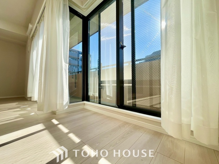 内装 【LIVING】◆陽光◆が差し込む。この開放的なLDKに家族の笑顔が集う。家族が一緒に過ごす空間は明るく、そして居心地よく。