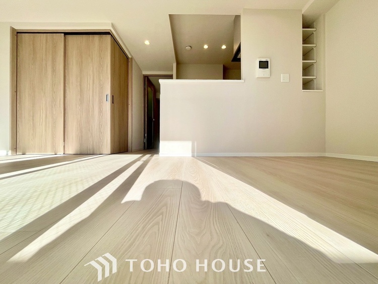 内装 【LIVING】◆扉を◆開くとこの景色。家族の”おかえり”の声が聞こえてきそう。