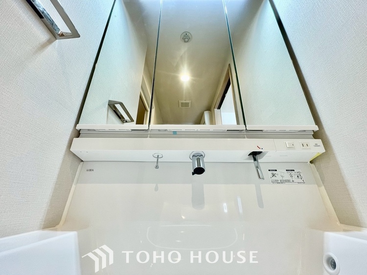 洗面 【WASHROOM】◆快適◆煌びやかな暮らしの中にも忘れたくない快適さ。大きな収納が助けてくれます。