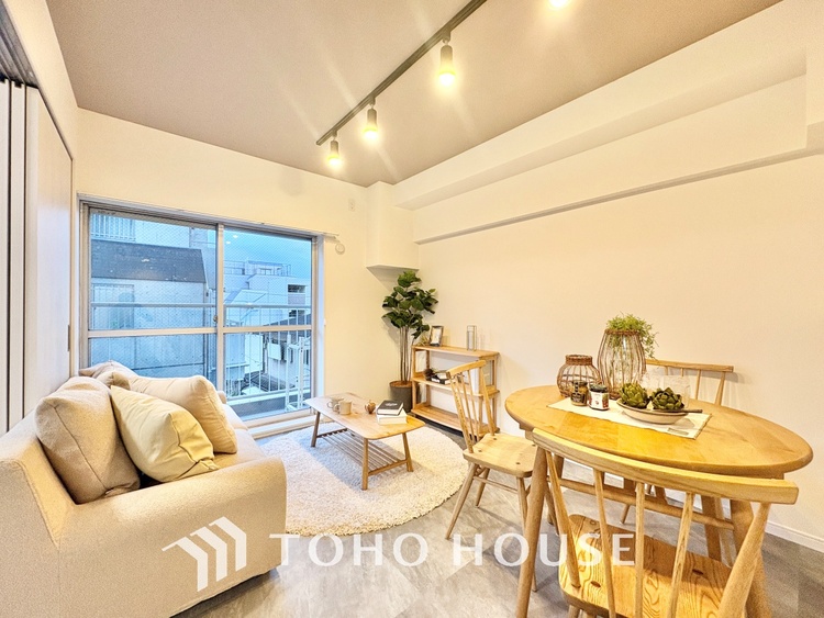 内装 ＊配置してある家具や小物はCGによるイメージ画像です。　ここにはみんなが集い、食事と楽しい会話が始まる。話に夢中になりすぎて、ついつい時を忘れ夜半過ぎになってしまう。