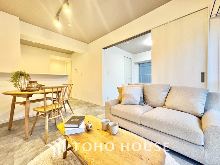 内装 ここにはみんなが集い、食事と楽しい会話が始まる。話に夢中になりすぎて、ついつい時を忘れ夜半過ぎになってしまう。そんな束の間の幸せを感じさせてくれる場所でありたい。　