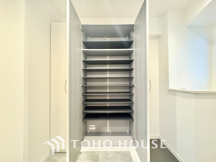 収納 無駄を削ぎ落としたミニマルなデザインが、空間に静謐な美しさをもたらします。研ぎ澄まされた感性を満たす場所です。