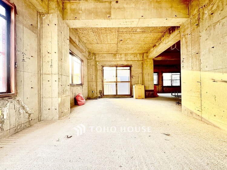 内装 ◆木漏れ日◆の様な採光が優しく足元を照らし、心地いい暮らしの道しるべを写し出す。この空間で過ごす家族との語らいの時間がとても素敵で幸せを感じるかもしれない。