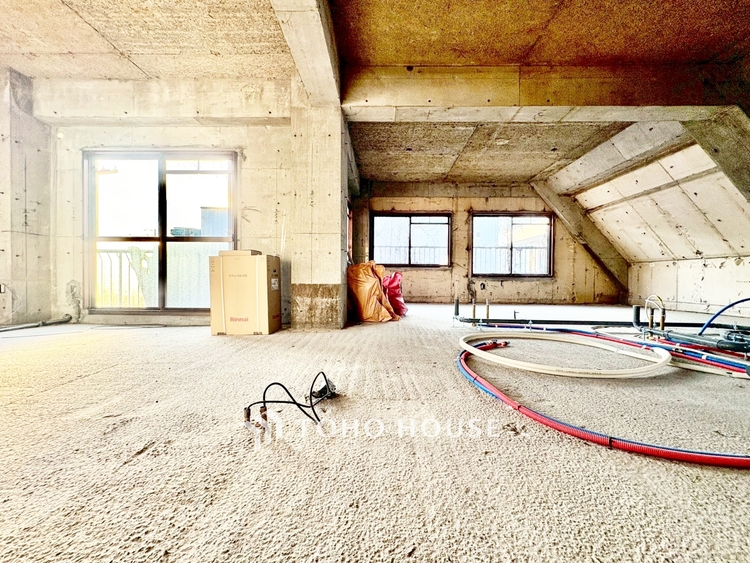 内装 ◆サンサンと◆差し込む太陽の光がこのリビングに笑いをもたらす。ソファの上のクッションがポカポカした暖気にぬくぬくと微睡んでいる。