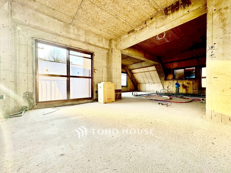 内装 ◆結ばれた◆玄関ドアを開けるとリビングから聞こえる小走りの足音。靴を脱ぎかけ目の前に立つ君の瞳と交差する。君は微笑みその刹那に心奪われる。佇む僕と君の間に赤い糸が結ばれた。