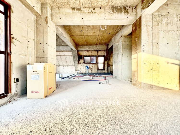 内装 ◆色彩◆この空間に放たれた光は華美なまでに演出されたデザイン。流れる時をより芳醇なコーヒーの様な色彩奏でるアダージョ。そして情景豊かな作品のような暮らしがイメージできる。