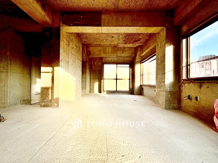 内装 ◆窓を開けると◆冷涼な風、そよぐリビング。だんらんの場所はここから始まり、ここで終わる。家族の笑顔が集う素敵な場所だから、こだわり抜いた思いが詰まっているのだと思う。