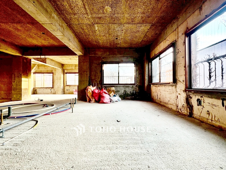 内装 ◆海の向こうへ沈む夕日◆オレンジ色の光は大人になった今の僕にはわかる。1日の終わりを伝えに来たわけではなく、また明日が来る方へ導いてくれた事を。