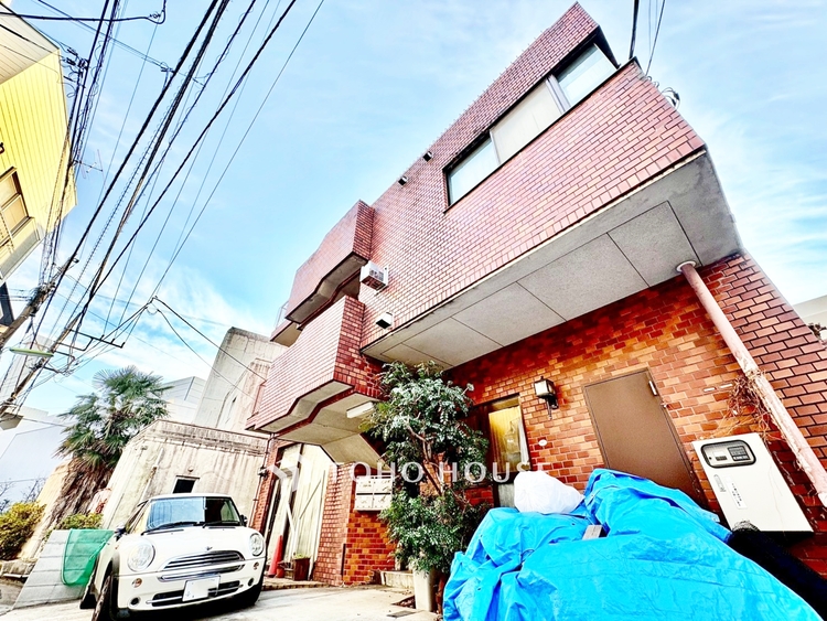 外観 ◆居心地のいい暮らし◆には欠かせない眩い採光。ゆったりとした幅の窓からこの空間に降り注ぐ採光が絶えない。明るいリビングこそ居心地のいい暮らしが待っているのだと思う。