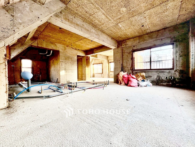 キッチン ◆今宵の食卓◆ダウンライトに反射するグラスを眺めながらワインを注ぐ。トクトクと心地いい音をさせながら、フランスの古城を思わせる薫りがたちこめ、とても幸せな時を過ごせる。