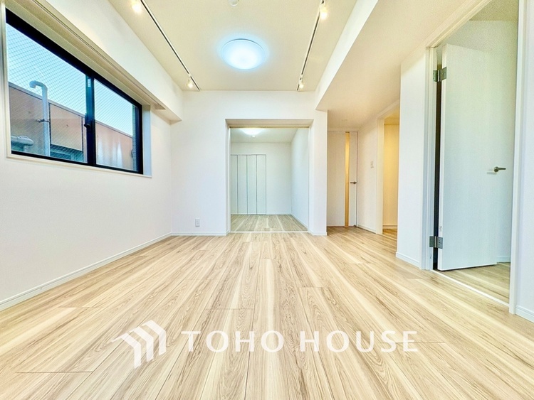 内装 太陽光をたくさん感じながら、明るく豊かな暮らしを約束する住まい。四季の移ろいを感じながら過ごす毎日。なんとなく幸せ。