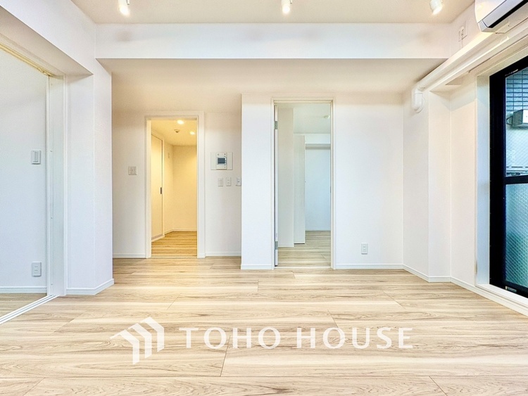 内装 窓をあけると通り抜ける風。清々しく心地よいそよ風が、この空間を涼やかに。風通しの良さは人にとっても家にとっても健康的で気持ちいいもの。