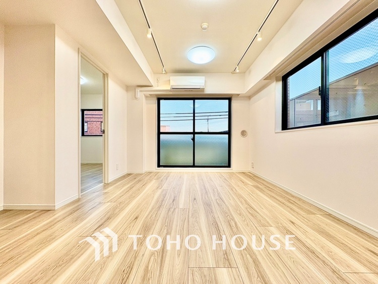 内装 叶えたかったのは落ち着きのあるナチュラルな風合い。そして開放感があるリビング。優雅な気分に浸れる幸せな時間をこの空間で。